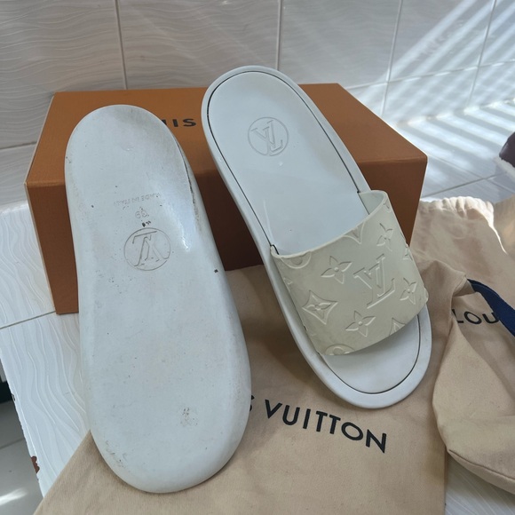 AUTHENTIC with box & shoe bags Louis Vuitton white pool slides. Rubber slides. - Picture 4 of 13